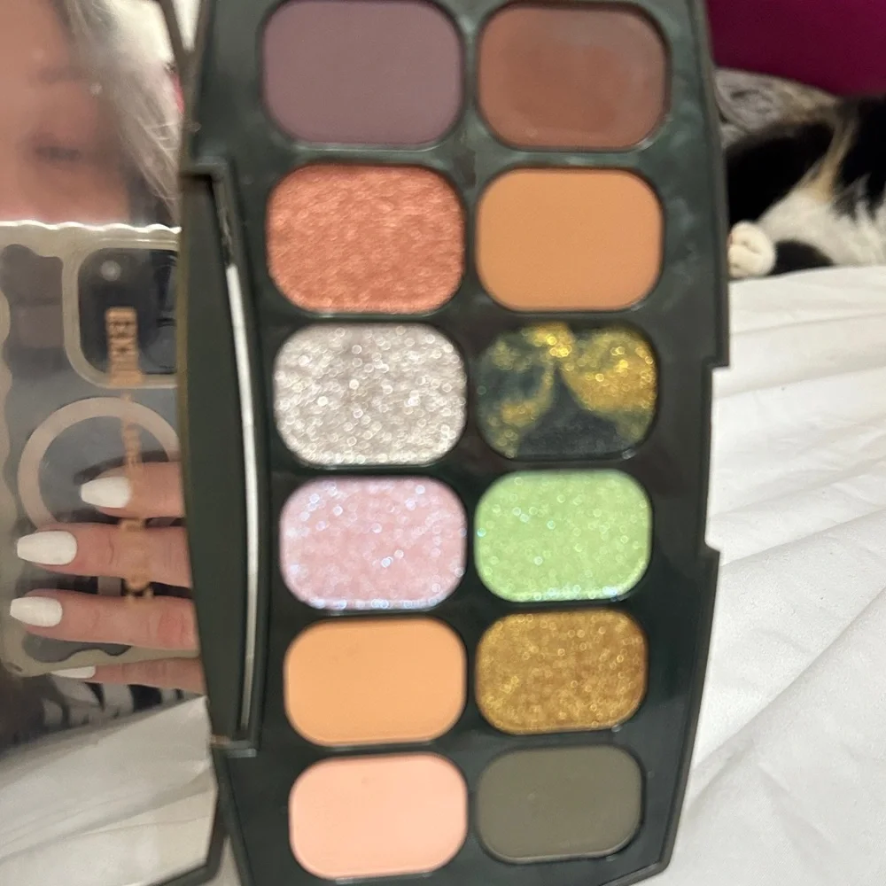 r.e.m. beauty Wicked Eyeshadow Palette - Gold and Black - Picture 6 of 9